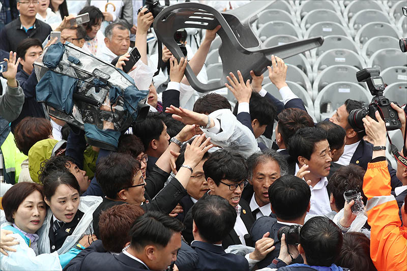 18일 오전 국립 5.18 민주묘지에서 열린 제39주년 5.18민주화운동 기념식에 참석하는 황교안 자유한국당 대표에게 광주시민들이 분노를 표출하고 있다.